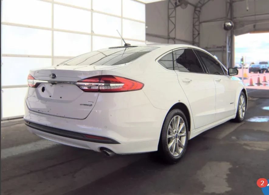 Used 2017 Ford Fusion SE w/ Equipment Group 602A FWD image 2