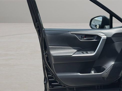 Used 2021 Toyota RAV4 SE image 21