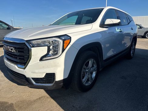 Used 2024 GMC Terrain SLE image 1
