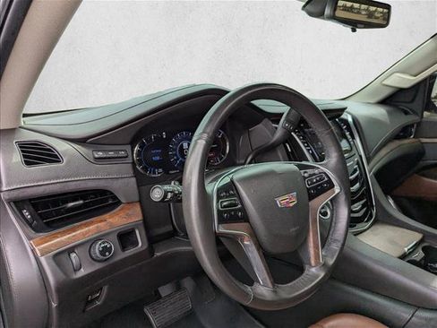 Used 2017 Cadillac Escalade ESV Premium Luxury RWD image 12