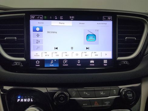 Used 2023 Chrysler Pacifica Touring-L image 25