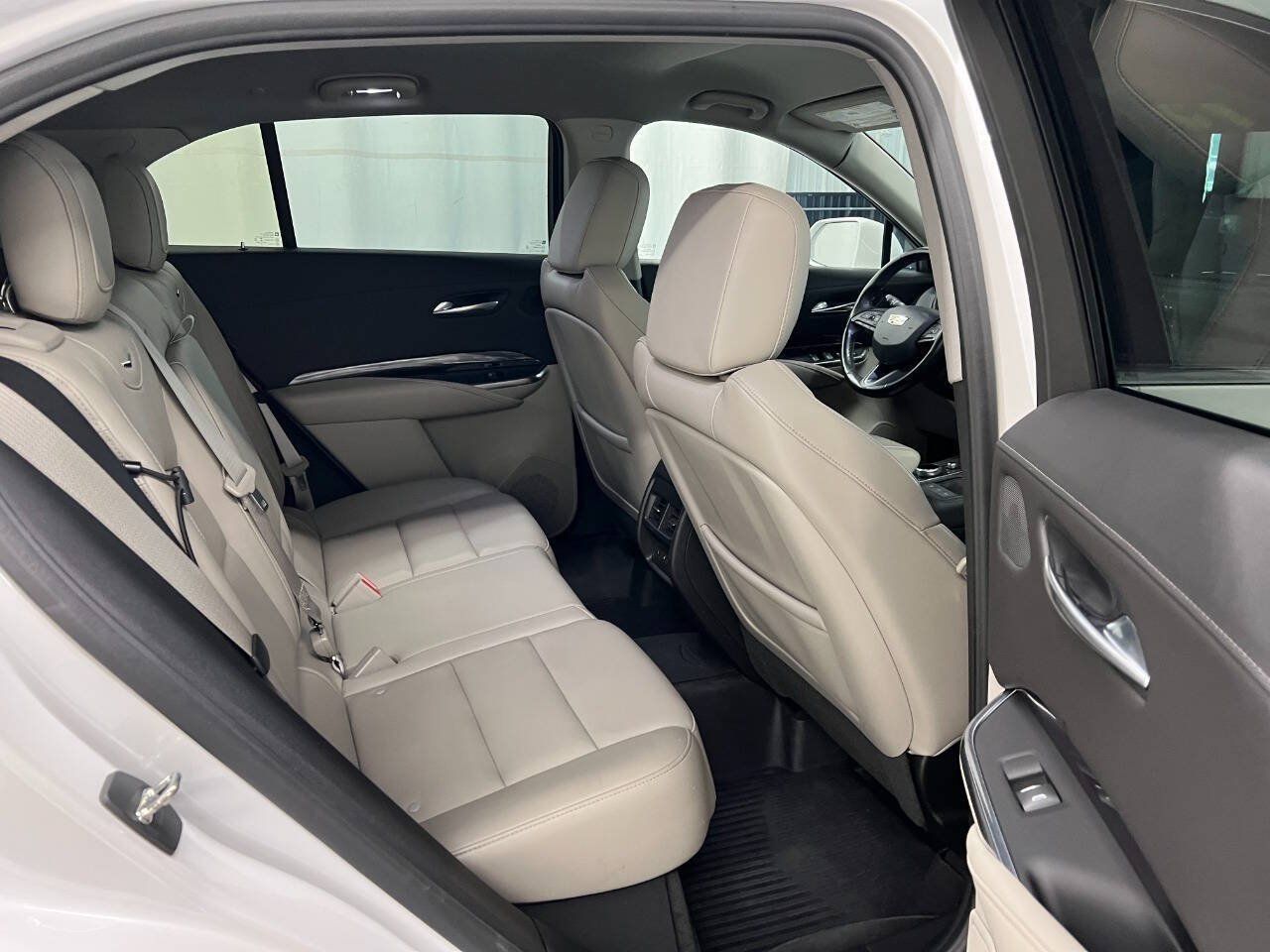 Used 2019 Cadillac XT4 Luxury w/ Cold Weather Package AWD/4WD image 10