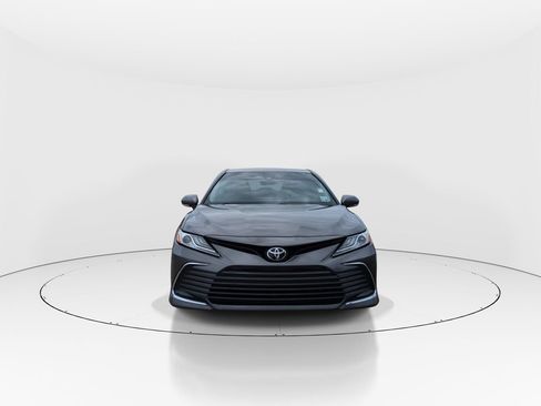Used 2021 Toyota Camry XLE FWD image 3