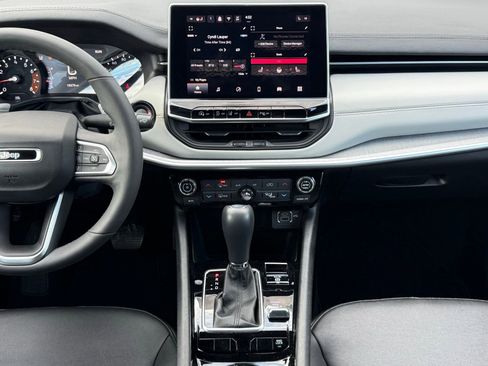 Used 2025 Jeep Compass Limited image 23