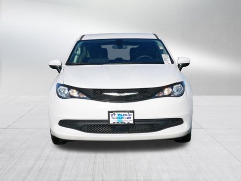 Used 2022 Chrysler Voyager LX image 2