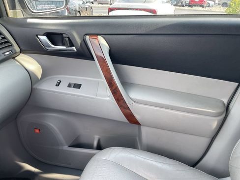 Used 2011 Toyota Highlander Limited w/ Tow Pkg FWD image 20