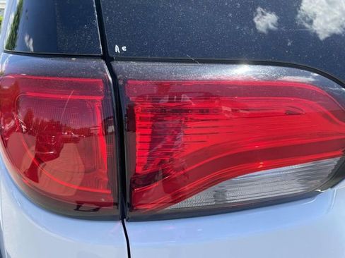 Used 2018 Chrysler Pacifica Limited w/ Advanced Safetytec Group FWD image 13