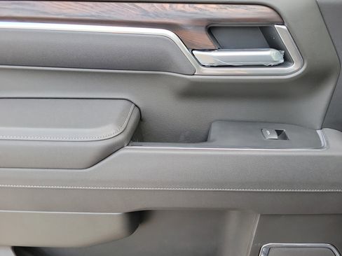 Used 2025 GMC Sierra 1500 SLT image 9