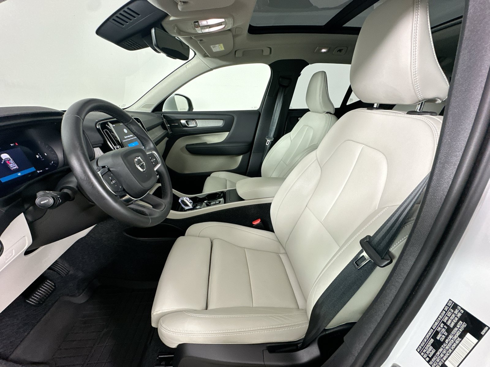 Certified 2025 Volvo XC40 B5 Ultra w/ Protection Package AWD/4WD image 32