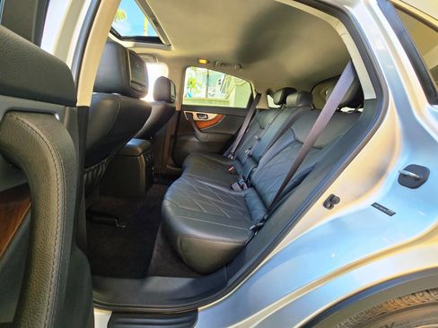 Used 2011 INFINITI FX50 AWD w/ Sport Pkg image 22