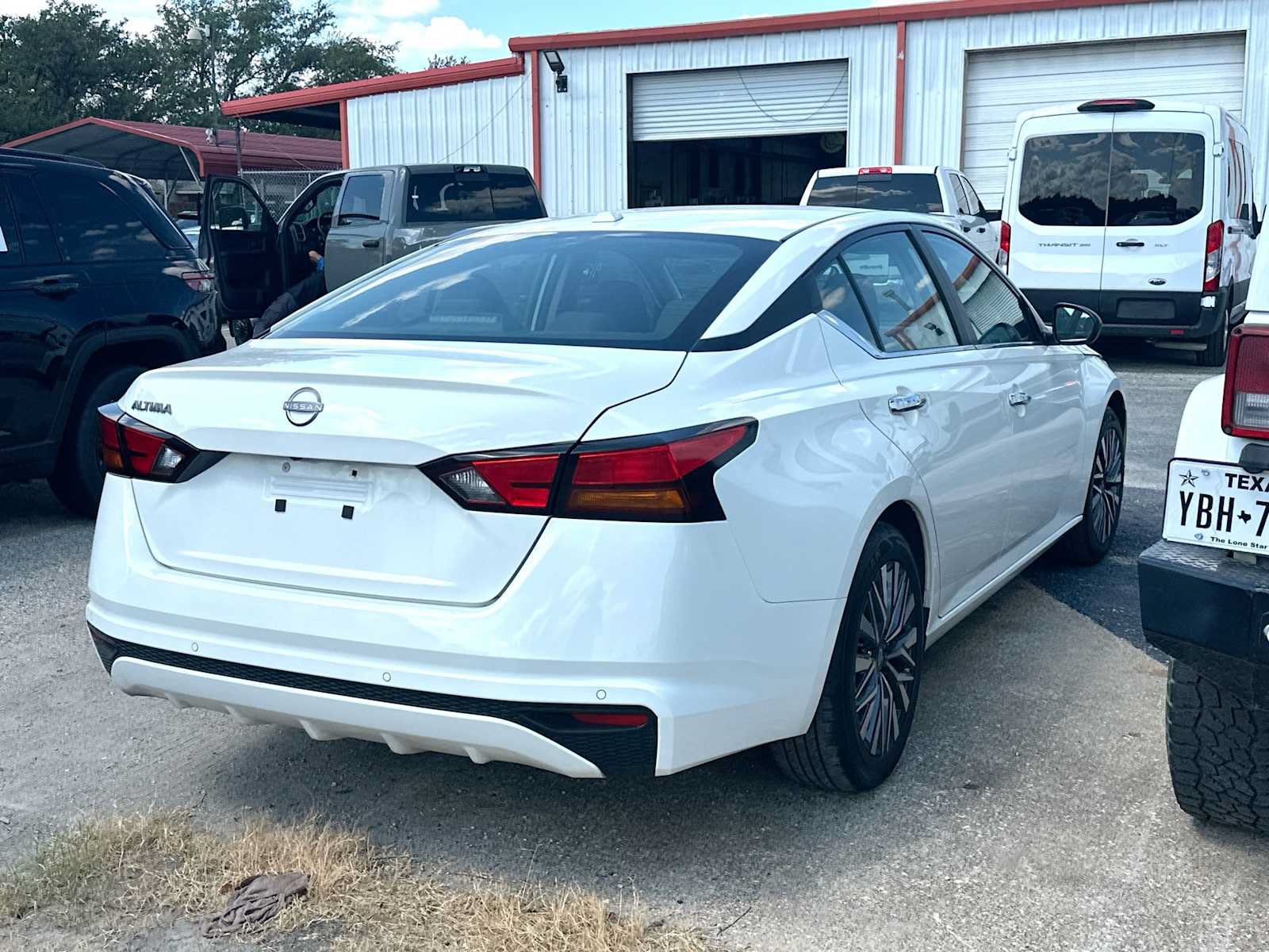Used 2025 Nissan Altima 2.5 SV FWD image 3