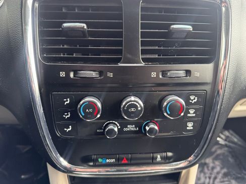 Used 2016 Dodge Grand Caravan SXT image 25