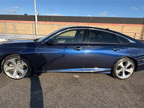 Used 2018 Honda Accord Touring image 2