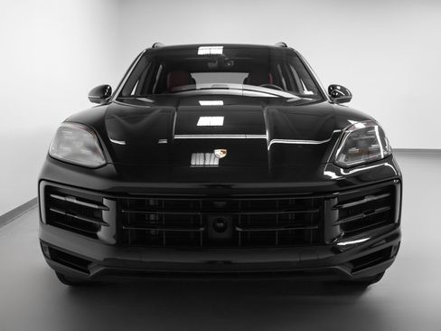 Certified 2024 Porsche Cayenne AWD/4WD image 8