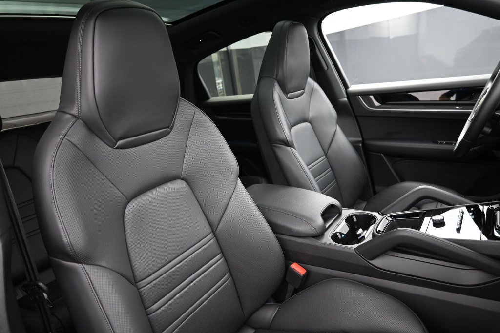 Certified 2024 Porsche Cayenne Coupe AWD/4WD image 30