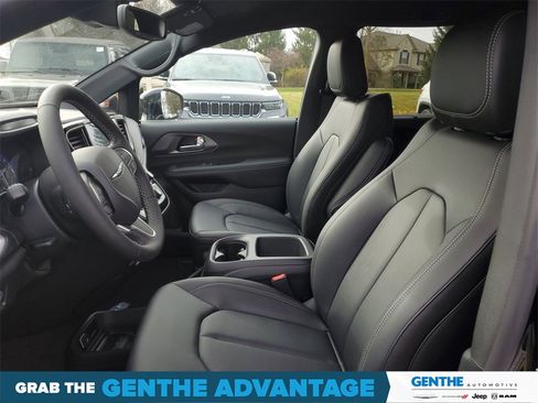 New 2026 Chrysler Pacifica Select image 7