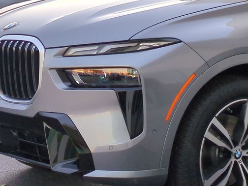 Used 2026 BMW X7 xDrive40i w/ M Sport Package AWD/4WD image 6