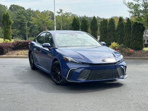 Used 2025 Toyota Camry SE w/ Convenience Package FWD image 2