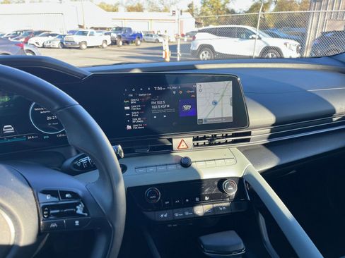 Used 2025 Hyundai Elantra Limited image 17