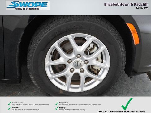 Certified 2024 Chrysler Pacifica Touring-L image 28