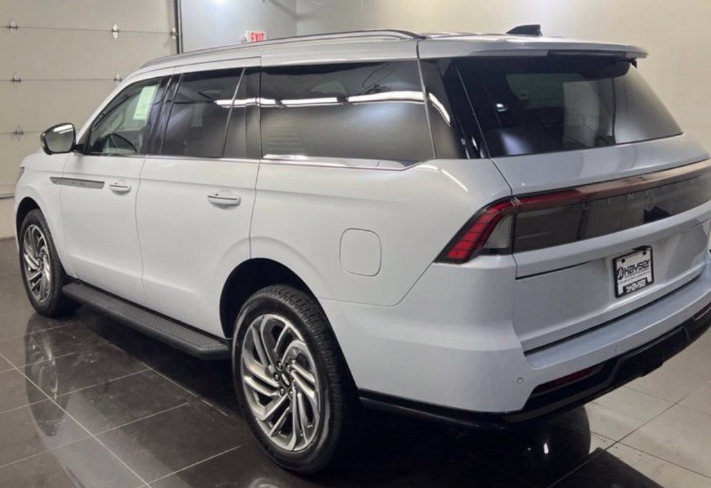 New 2026 Lincoln Navigator Premiere AWD/4WD image 4