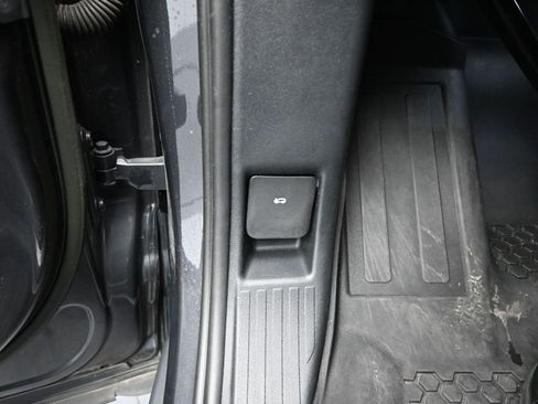 Used 2023 Land Rover Defender 130 X-Dynamic SE image 24