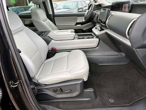 Used 2025 Ford Expedition Active image 19