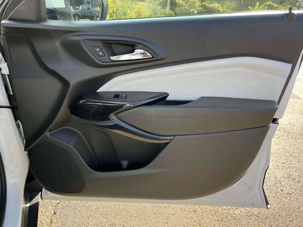 Used 2025 Chevrolet Trax LT FWD image 23