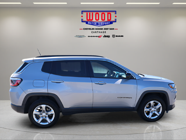 Used 2024 Jeep Compass Latitude AWD/4WD image 2