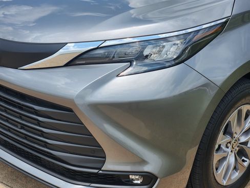 New 2026 Toyota Sienna XLE FWD image 9