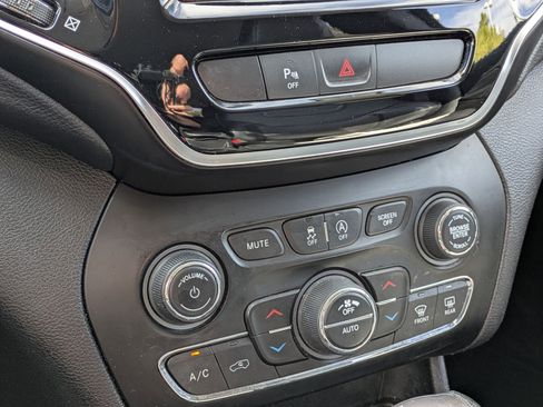 Used 2019 Jeep Cherokee Limited FWD image 21