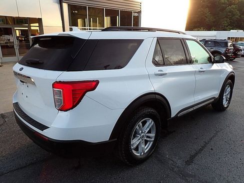 Used 2020 Ford Explorer XLT image 2