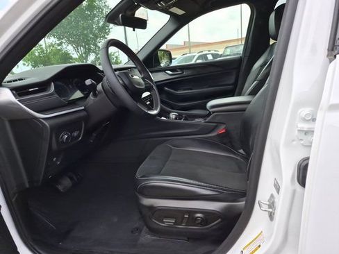 Used 2025 Jeep Grand Cherokee Altitude AWD/4WD image 21