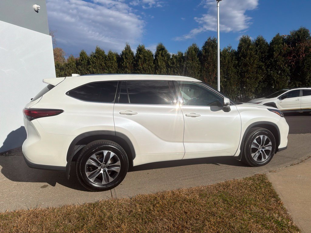 Used 2021 Toyota Highlander XLE AWD/4WD image 9