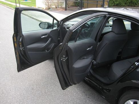 Used 2021 Toyota Corolla LE image 9