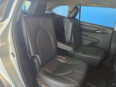 Used 2020 Toyota Highlander XLE AWD/4WD image 29