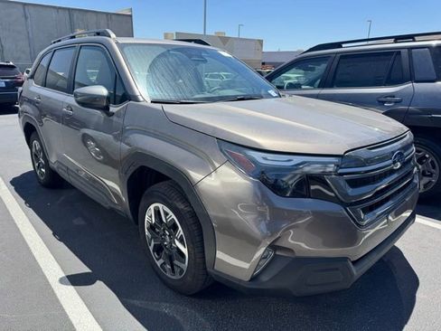Used 2025 Subaru Forester Premium AWD/4WD image 2