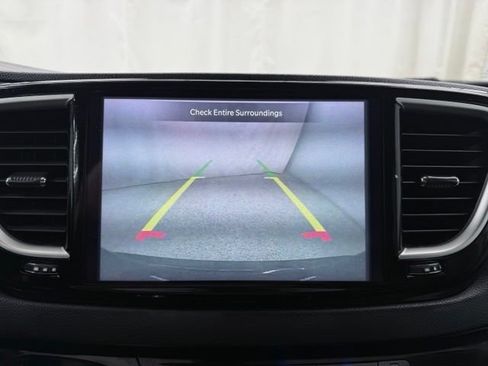 Used 2023 Chrysler Pacifica Touring-L FWD image 23