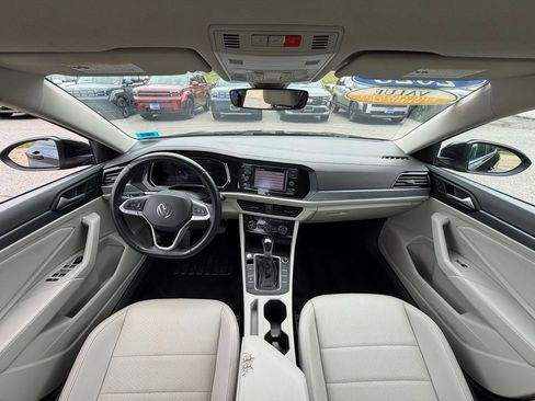 Used 2023 Volkswagen Jetta SE FWD image 12