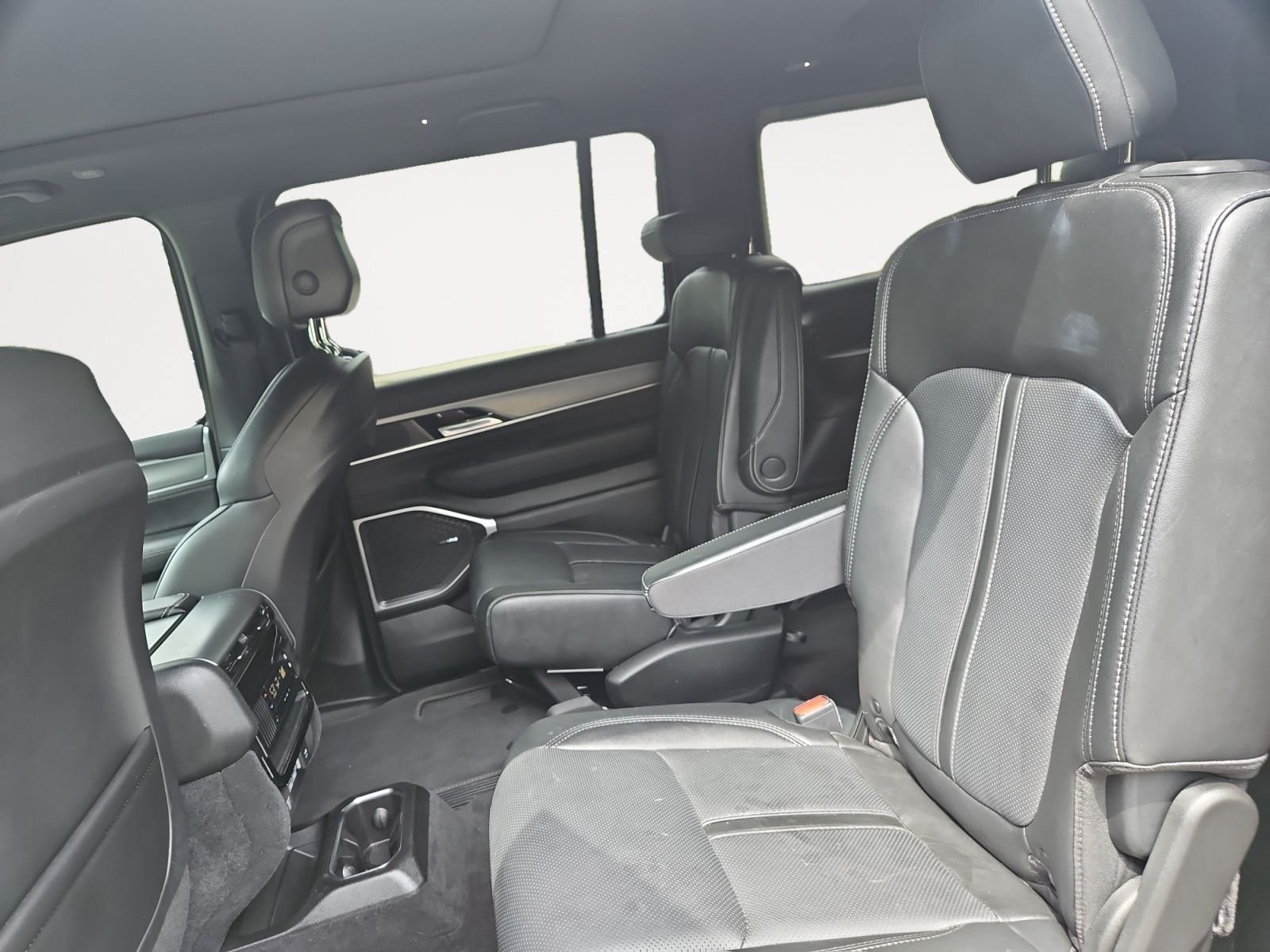 Used 2023 Jeep Wagoneer Series II AWD/4WD image 13