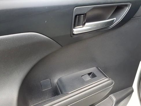 Used 2020 Toyota Highlander XLE image 21