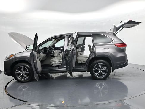Used 2018 Toyota Highlander LE image 70