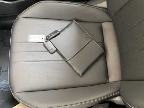 Certified 2023 Volkswagen Tiguan SE w/ Panoramic Sunroof Package FWD image 9