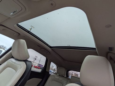 Used 2025 Lincoln Corsair Grand Touring w/ Towing Package AWD/4WD image 12