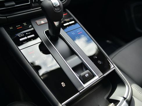 Used 2026 Porsche Macan AWD/4WD image 18