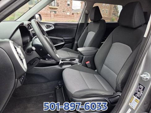 Used 2023 Kia Soul LX w/ LX Technology Package FWD image 9