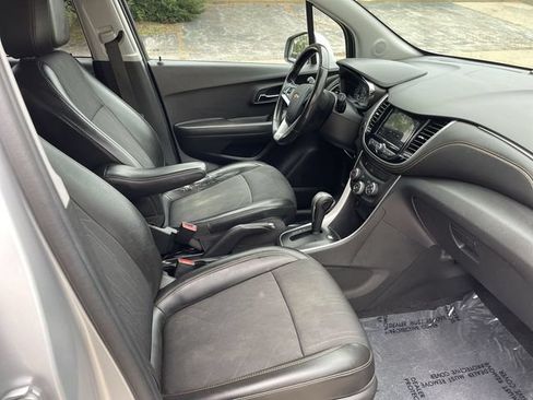 Used 2019 Chevrolet Trax LT w/ LT Convenience Package FWD image 17