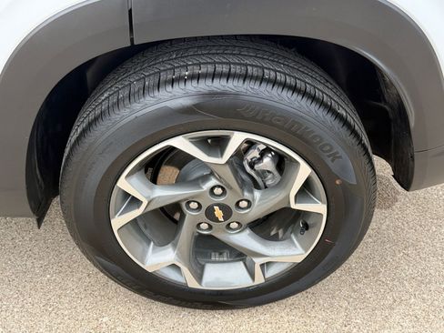 Used 2025 Chevrolet Trax LT image 30