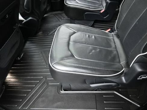 Used 2019 Chrysler Pacifica Limited w/ S Appearance Package FWD image 16
