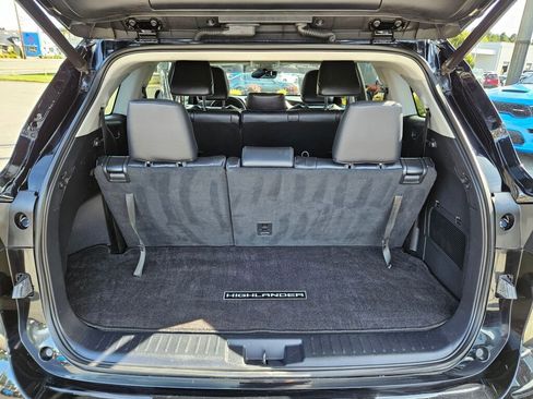 Used 2020 Toyota Highlander XLE AWD/4WD image 12